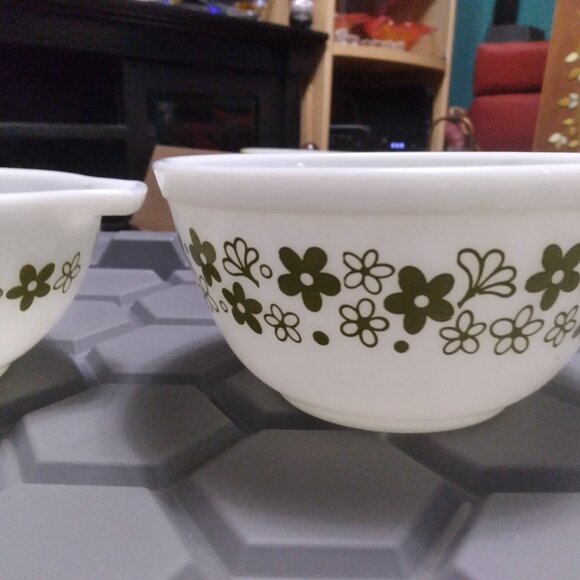 Pyrex CRAZY DAISY Nesting 402 & Pyrex Cinderella 401 Bowls - Picture 2 of 5